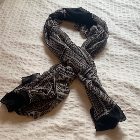 Black and White patterned scarf - Picture 4 of 4